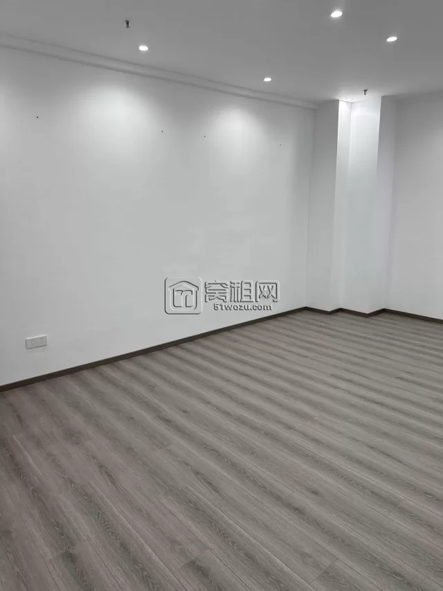 转租和荣大厦A座办公室精装修，面积216平，租金11300元每月，