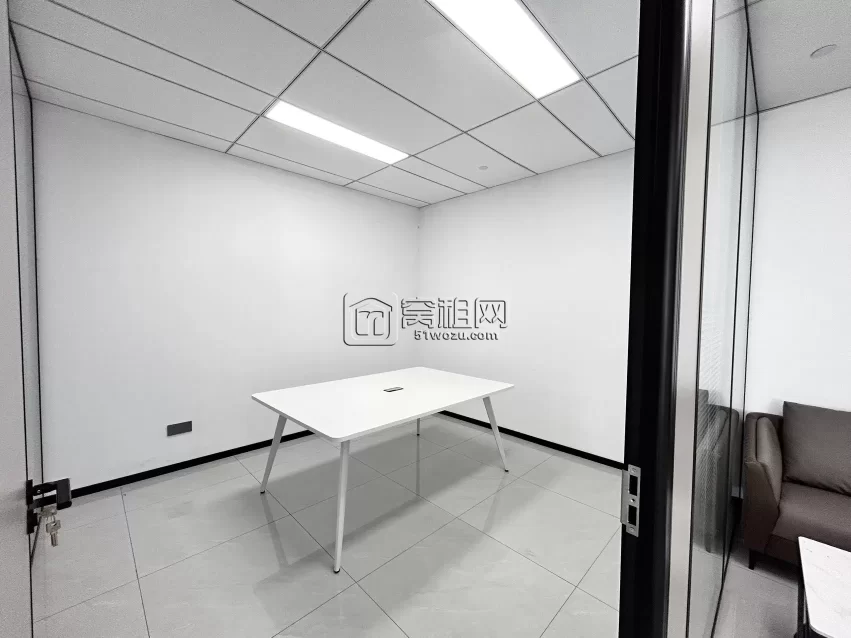宁波智慧园面积：125平朝南，价格：6200/月带家具出租
