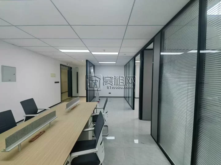 银亿东岸国际 110平 2隔间  ​租金1.85块 配全套家具  电梯口