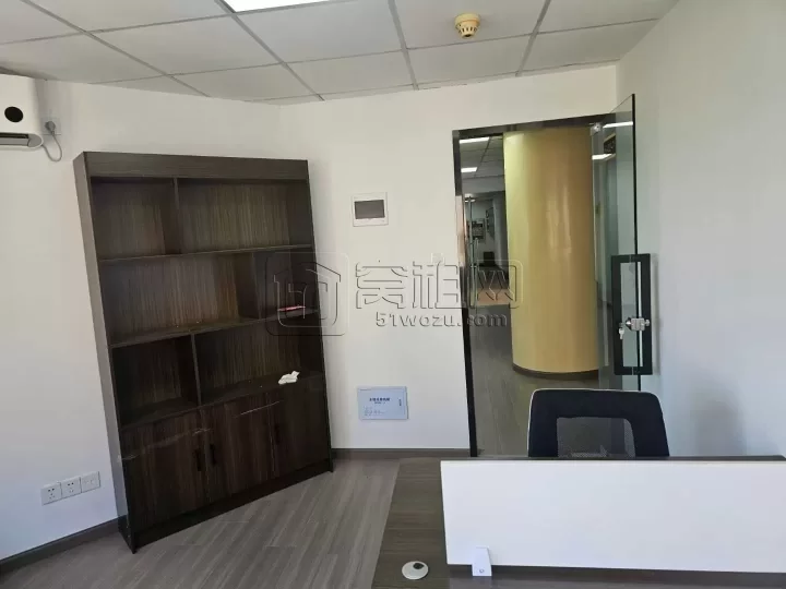 新景江大厦21平1000每月，配置1个卡座2把座椅，可注册公司