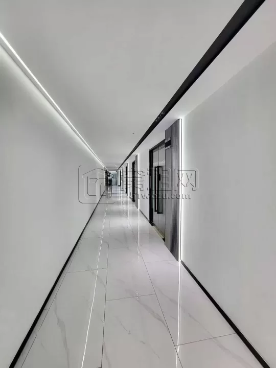新洲银座大厦出租朝南68平方，落地窗看鄞州公园精装修带家具，特价2500元/月