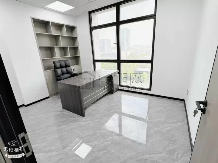 宁波前洋中策世纪博园65平方全新装修，带一个隔间带家具出租2500元/月