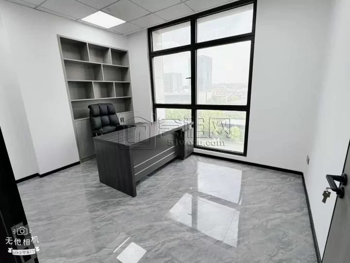 宁波前洋中策世纪博园65平方全新装修，带一个隔间带家具出租2500元/月