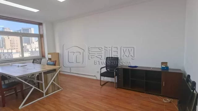 鼓楼地铁口D口出150米 ​新金穗大厦朝东35平 带家具出租