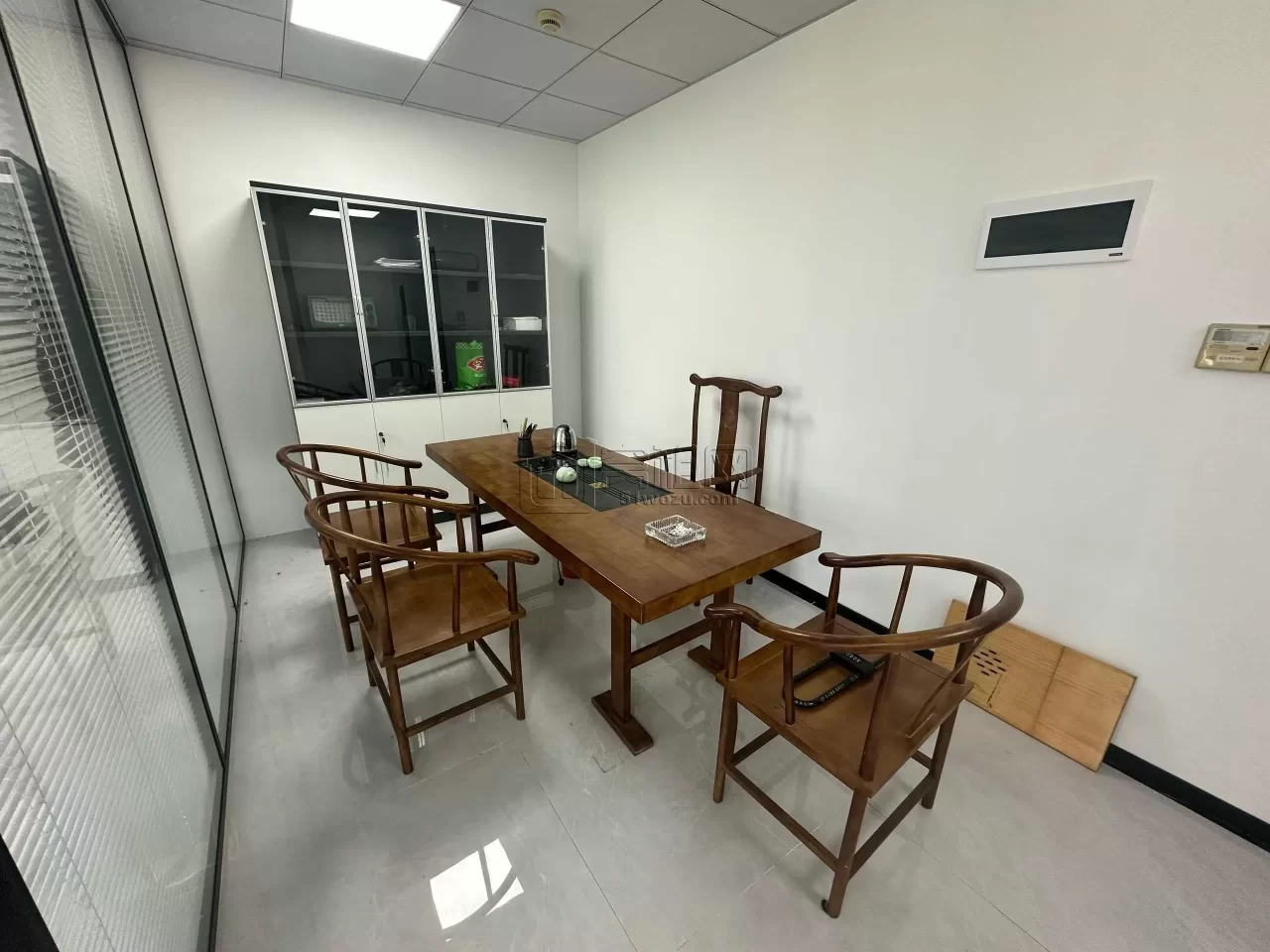 北岸财富中心11月初新空出一套86平精装带家具出租，可做两个隔间