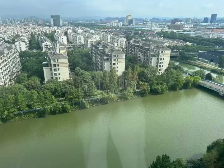 宁波鄞州区清华科创园134.15平米办公室出租，两个隔间 适合装修设计类公司