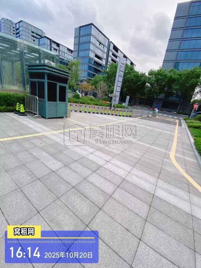 东部新城华骏中心停车包月多少？