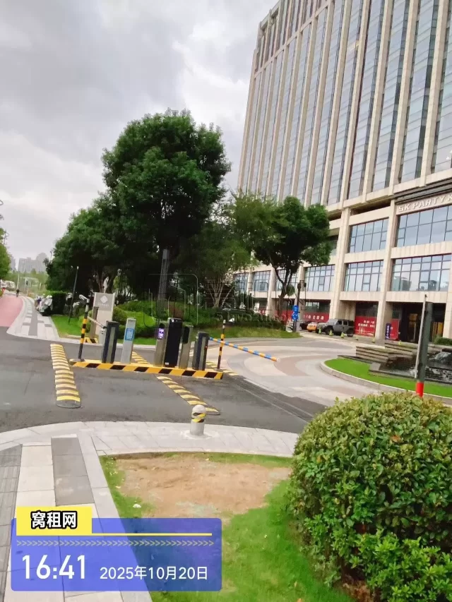 东部南苑环球酒店商务楼停车包月收费多少？