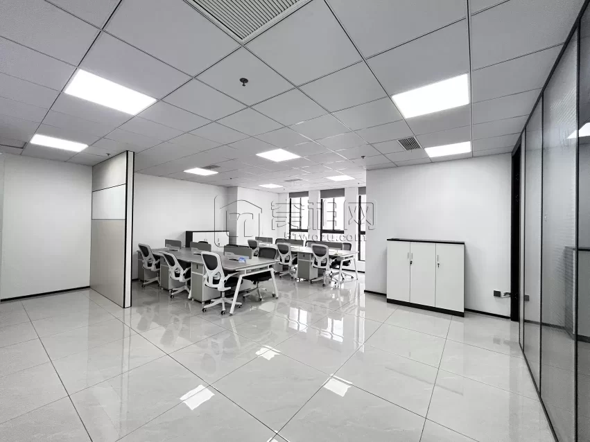 高新区迪信通2号楼面积：112平，西南朝向，价格：4950/月、