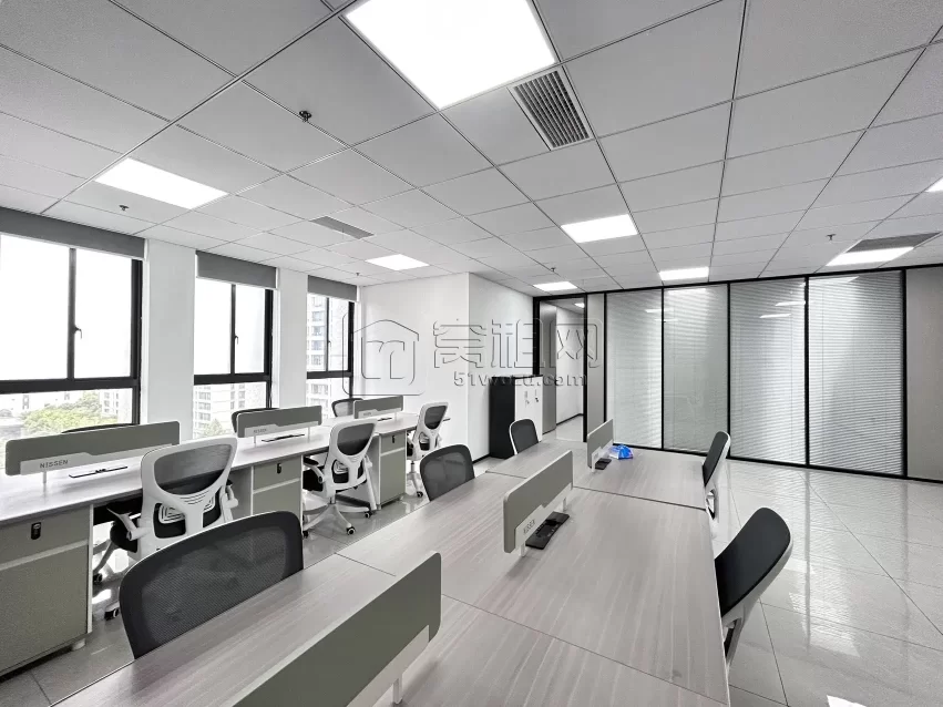 高新区迪信通2号楼面积：112平，西南朝向，价格：4950/月、