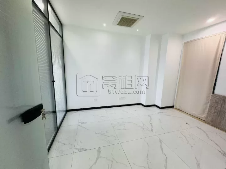 出租：高新区翡翠湾华伟大厦115平  2个隔间，单价1元/平/天