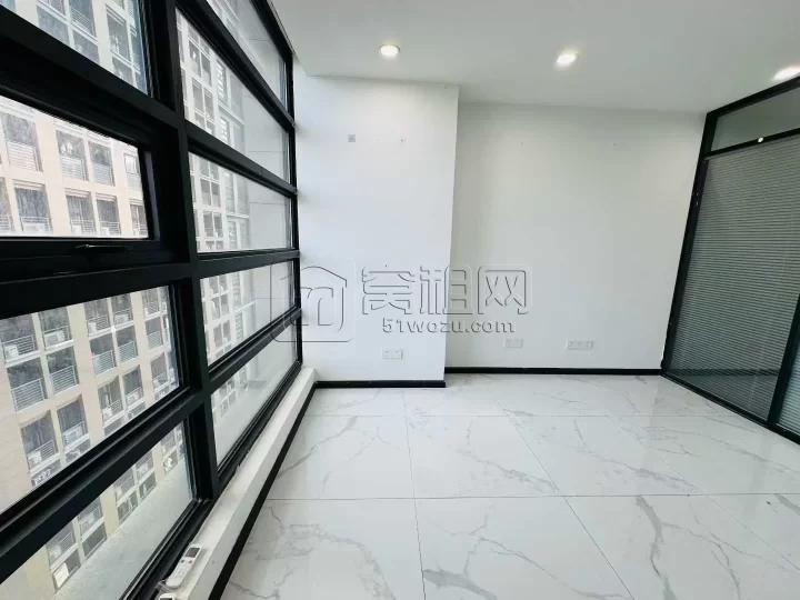 出租：高新区翡翠湾华伟大厦115平  2个隔间，单价1元/平/天