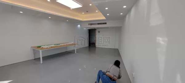 海曙区天一广场旋转餐厅楼下办公室出租75平米月租金3000元/月