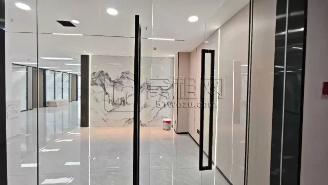 南部商务区豪如大厦隔壁地铁口国骅大厦约 275 m²里面3 隔间，朝西南办公室出租13000元/月带一个车位