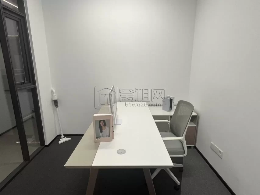 东部新城民安东路地铁口写字楼出租48平带家具特价2588