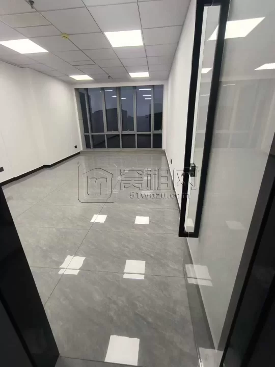 鄞州商会北楼70平米办公室出租2650元，朝东带家具