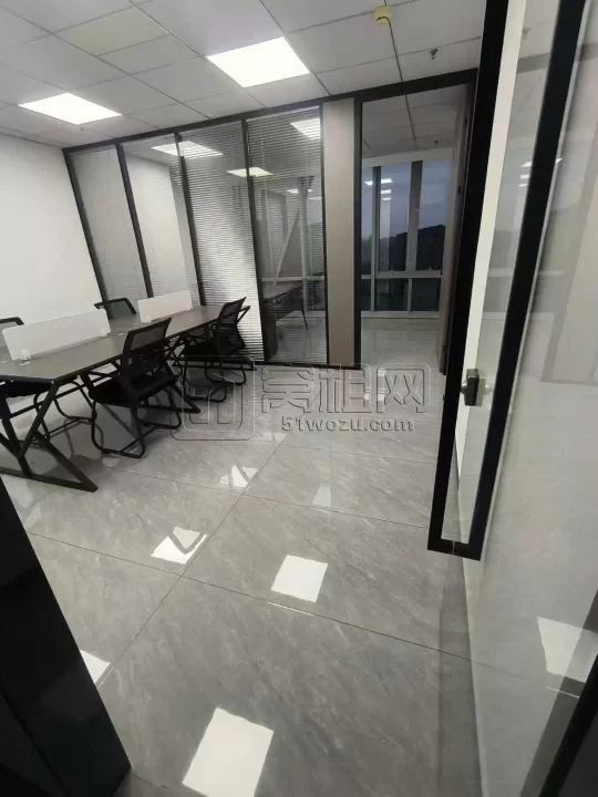 鄞州商会北楼70平米办公室出租2650元，朝东带家具