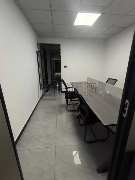 鄞州商会北楼70平米办公室出租2650元，朝东带家具