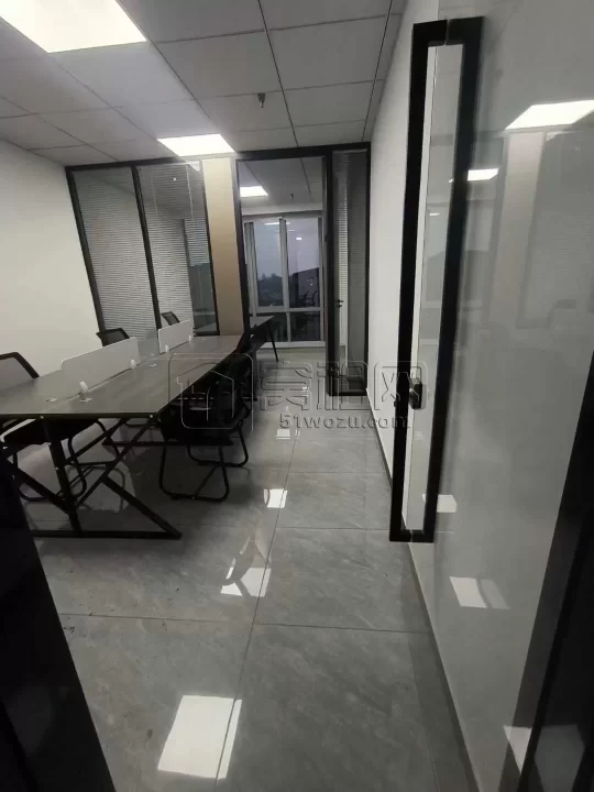 鄞州商会北楼70平米办公室出租2650元，朝东带家具