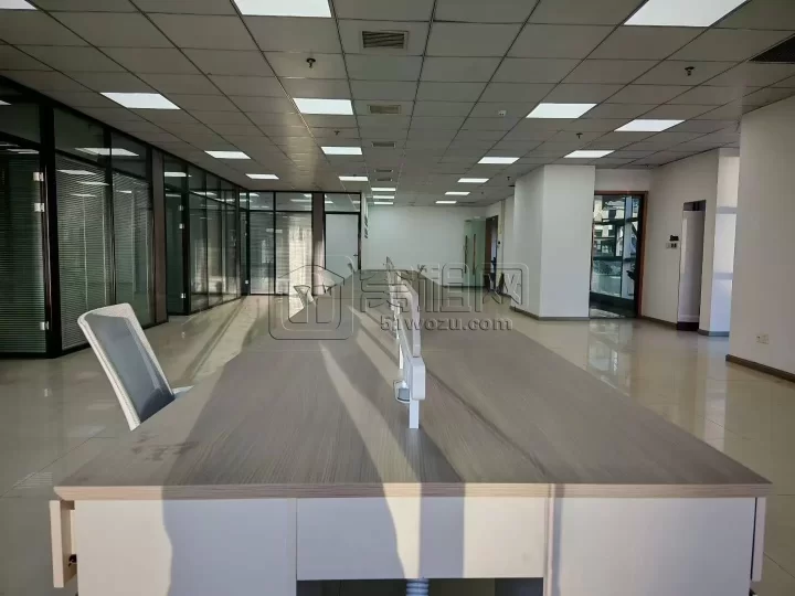 南部商务区水街美豪大厦有3个直播间办公室出租335平，东南双面采光，4隔间，单价1.5元