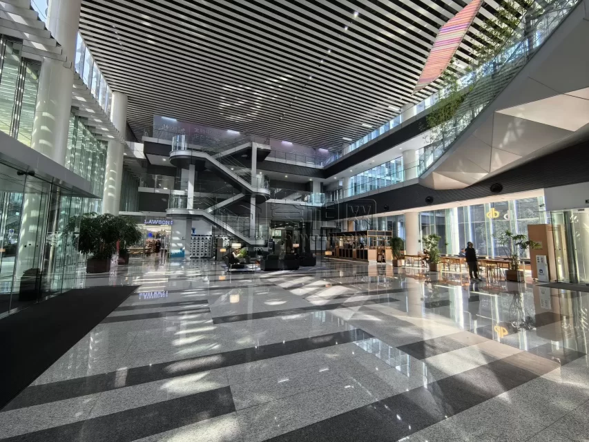 宁波国际金融中心240平米办公室出租3个隔间西南朝向