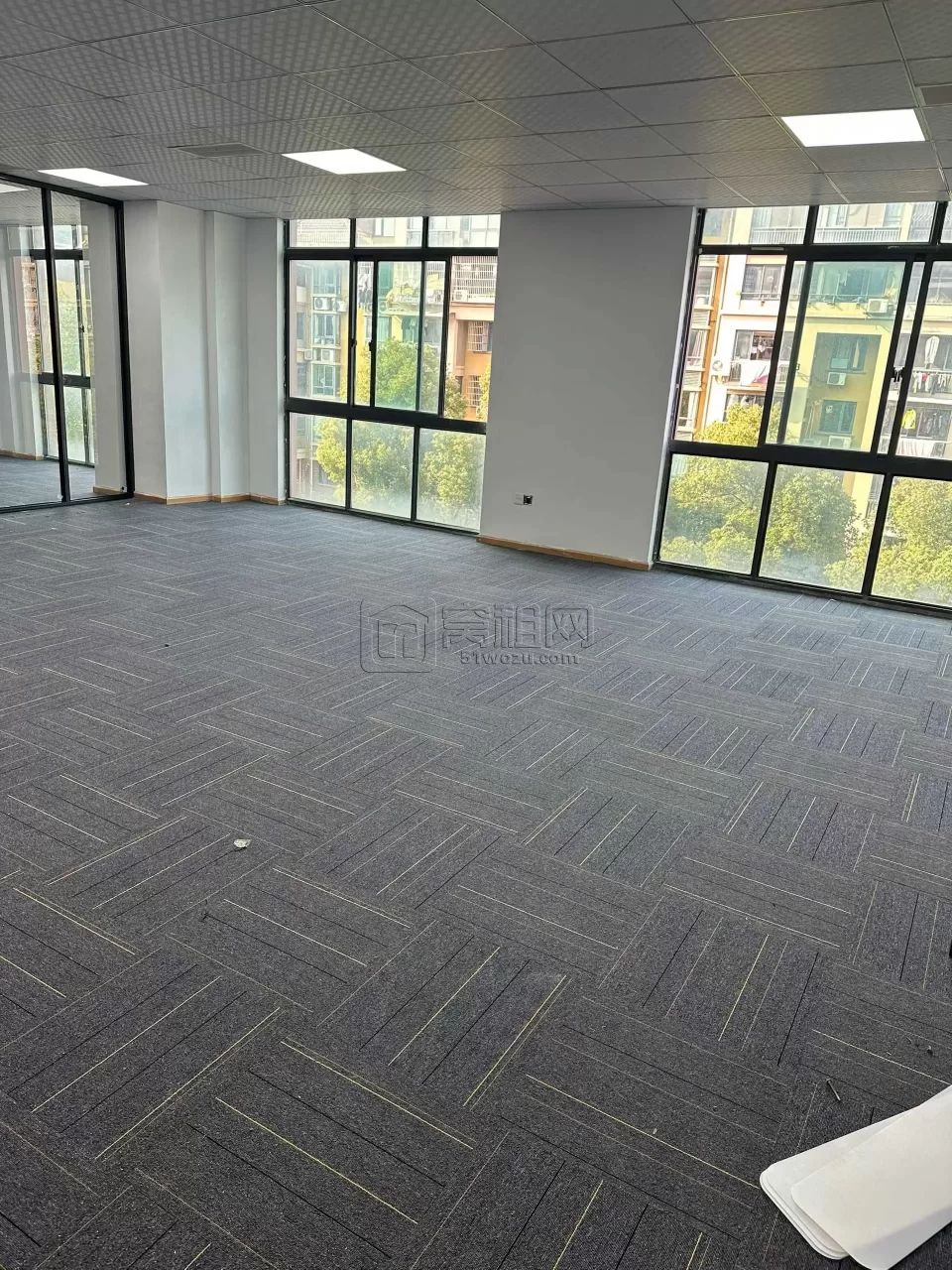 宁波海曙区集士港森祥大厦写字楼出租120平、带俩隔间