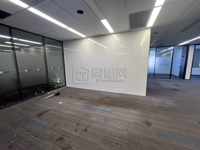 东部新城通商银行隔壁国贸中心大厦748平米办公室精装修高楼层出租