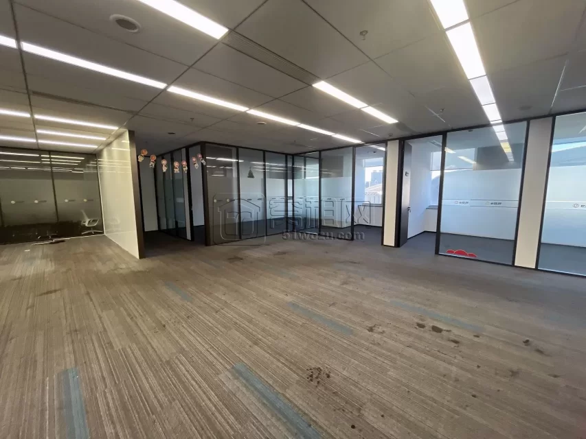 东部新城通商银行隔壁国贸中心大厦748平米办公室精装修高楼层出租