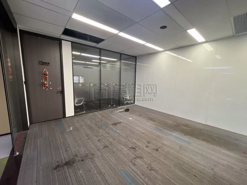 东部新城通商银行隔壁国贸中心大厦748平米办公室精装修高楼层出租
