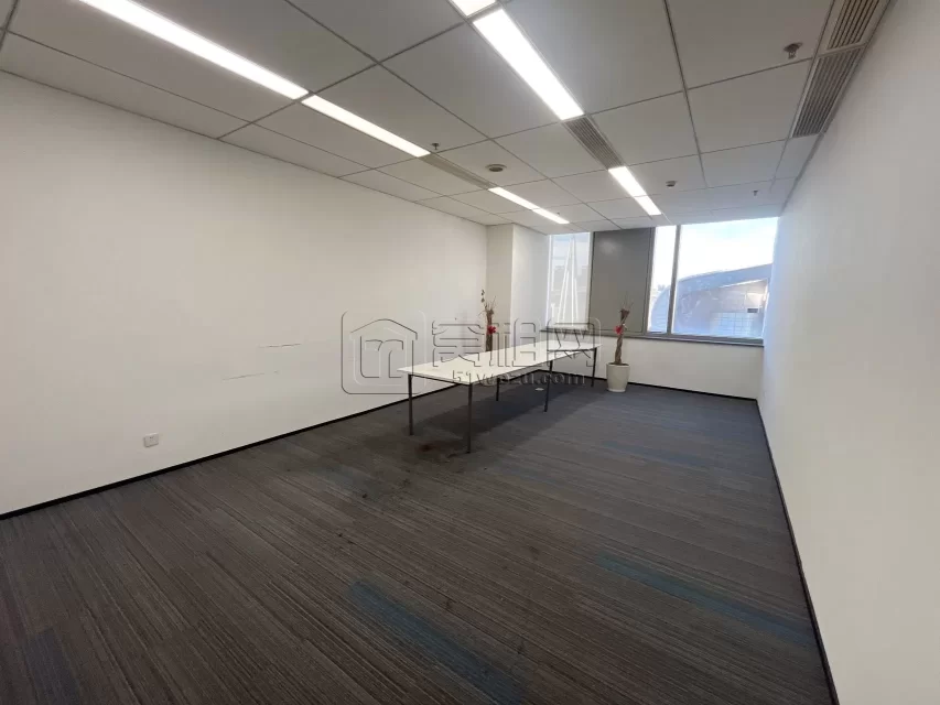 东部新城通商银行隔壁国贸中心大厦748平米办公室精装修高楼层出租