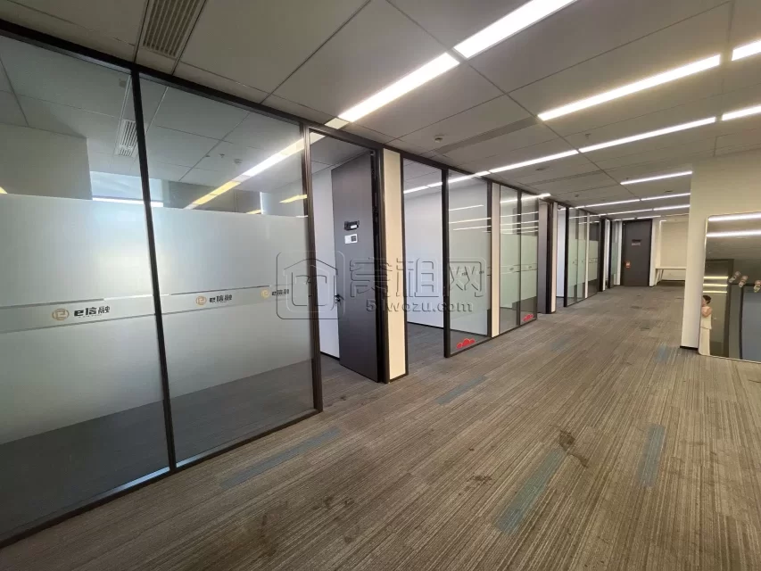 东部新城通商银行隔壁国贸中心大厦748平米办公室精装修高楼层出租