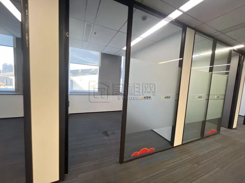 东部新城通商银行隔壁国贸中心大厦748平米办公室精装修高楼层出租