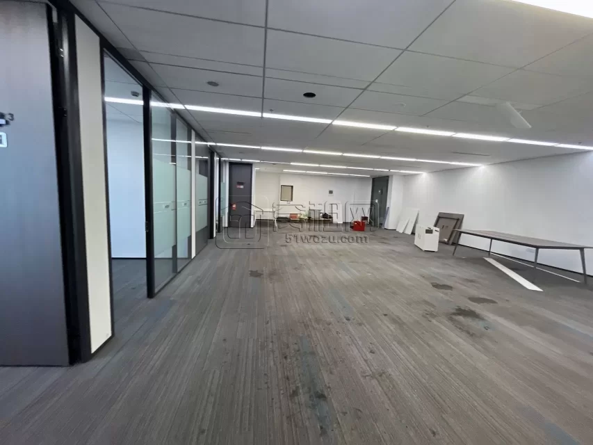 东部新城通商银行隔壁国贸中心大厦748平米办公室精装修高楼层出租