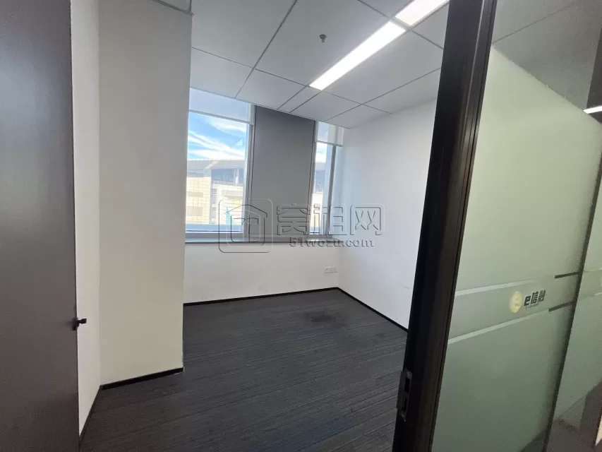 东部新城通商银行隔壁国贸中心大厦748平米办公室精装修高楼层出租