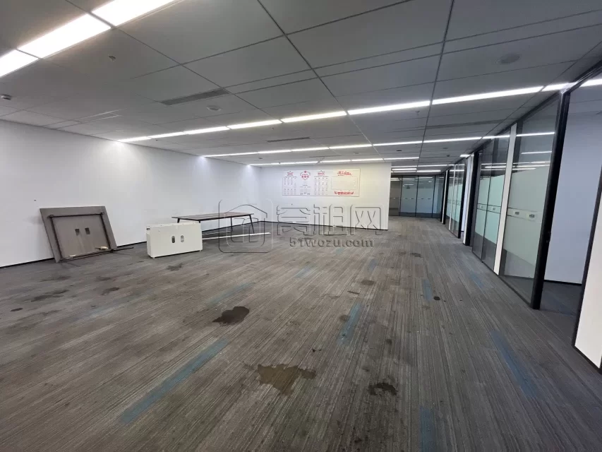 东部新城通商银行隔壁国贸中心大厦748平米办公室精装修高楼层出租