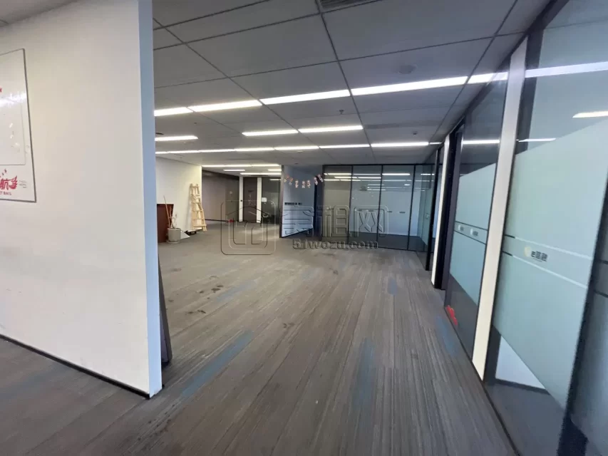 东部新城通商银行隔壁国贸中心大厦748平米办公室精装修高楼层出租