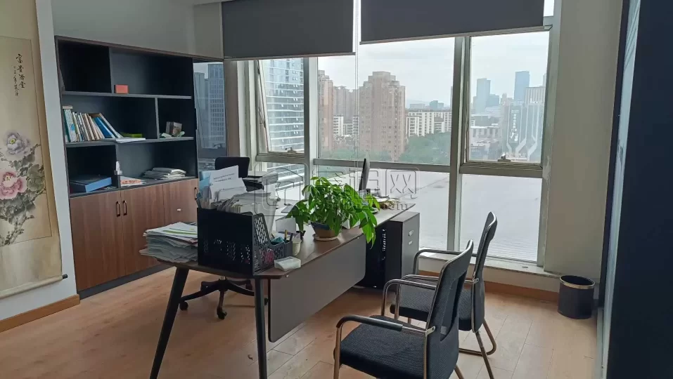 明州商务楼95平方朝南，两个小隔间，可带家具，3500元/月，招租