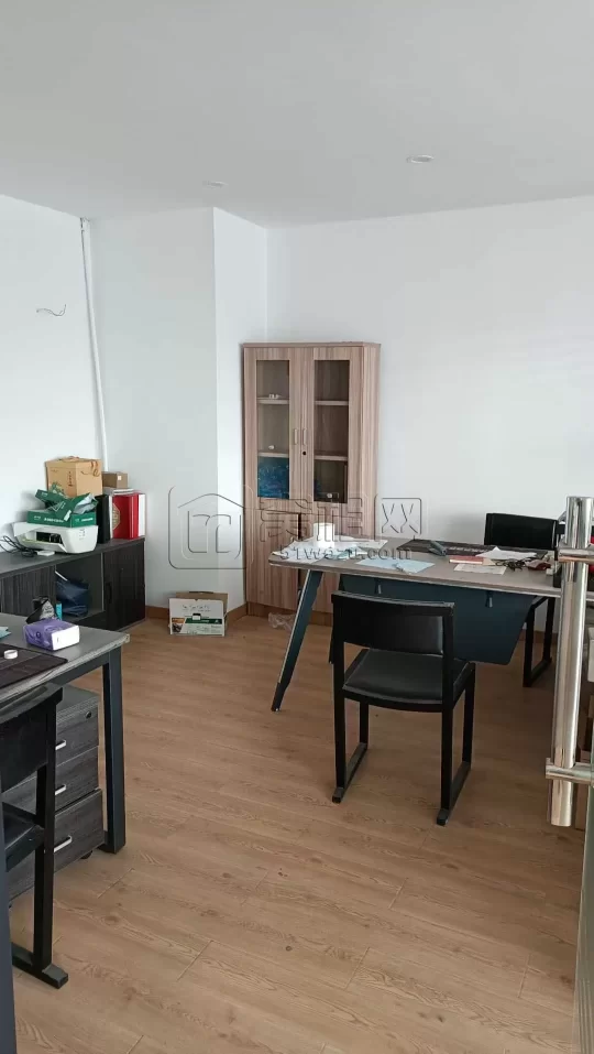明州商务楼95平方朝南，两个小隔间，可带家具，3500元/月，招租