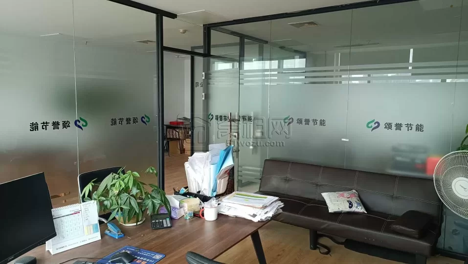 明州商务楼95平方朝南，两个小隔间，可带家具，3500元/月，招租