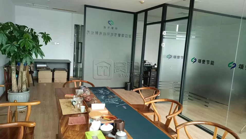 明州商务楼95平方朝南，两个小隔间，可带家具，3500元/月，招租