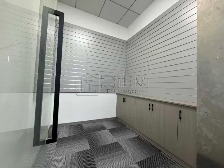 大海大厦 高端品质办公室120平两隔间➕储藏室一间 朝东 户型方正