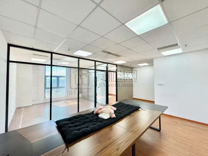 和邦大厦附近汇华大厦朝西101平，全新装修办公室出租