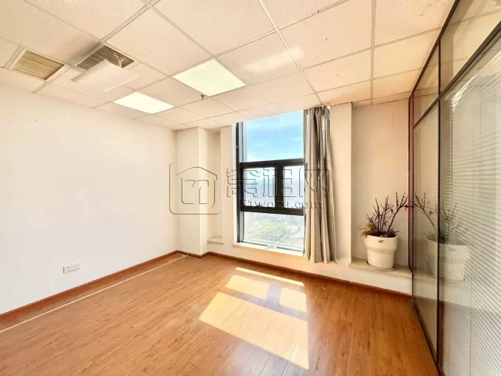 和邦大厦附近汇华大厦朝西101平，全新装修办公室出租