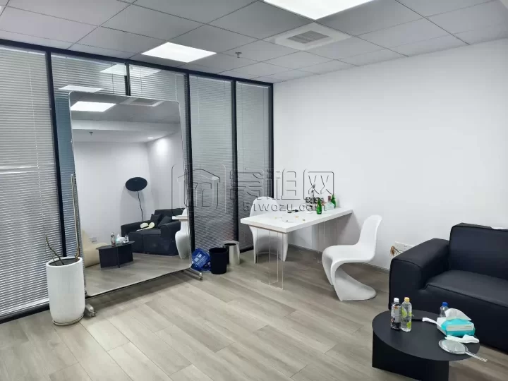 联丰丽园尚都9楼65平小面积空出，出租。一个隔间，3000块一个月