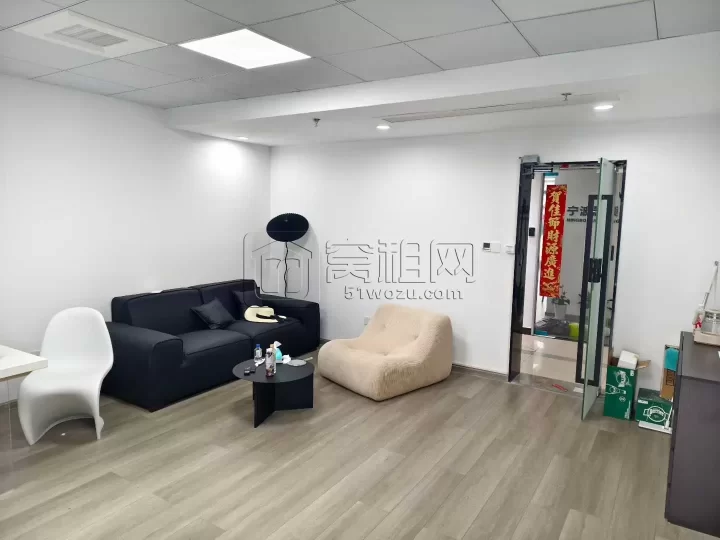 联丰丽园尚都9楼65平小面积空出，出租。一个隔间，3000块一个月