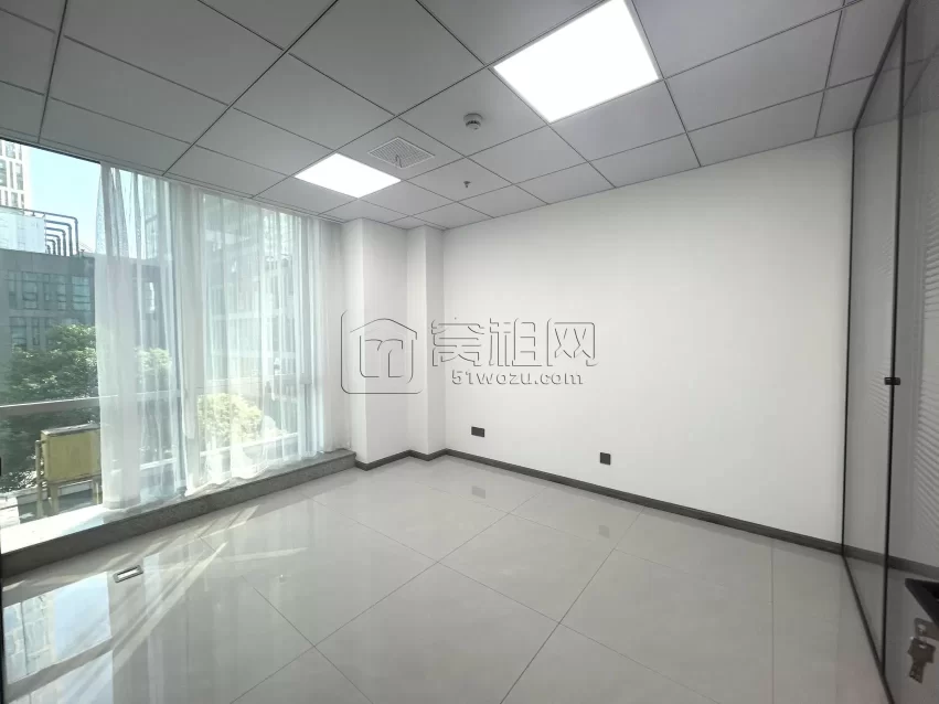 地铁3号线和5号线鄞州区政府站广博国贸108平方，租金5300元