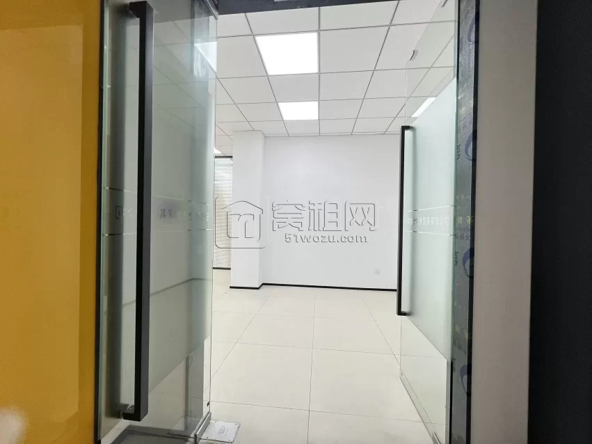 海曙区客运中心附近280平4个直播间（办公室）一个公区出租