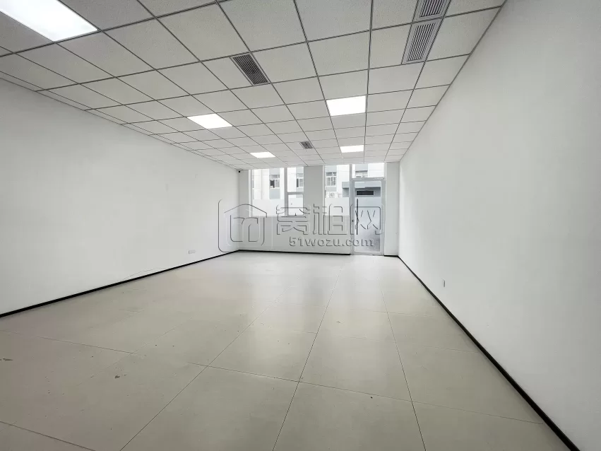 海曙区客运中心附近280平4个直播间（办公室）一个公区出租