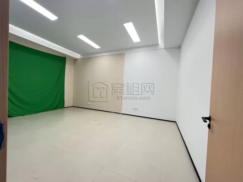 海曙区客运中心附近280平4个直播间（办公室）一个公区出租