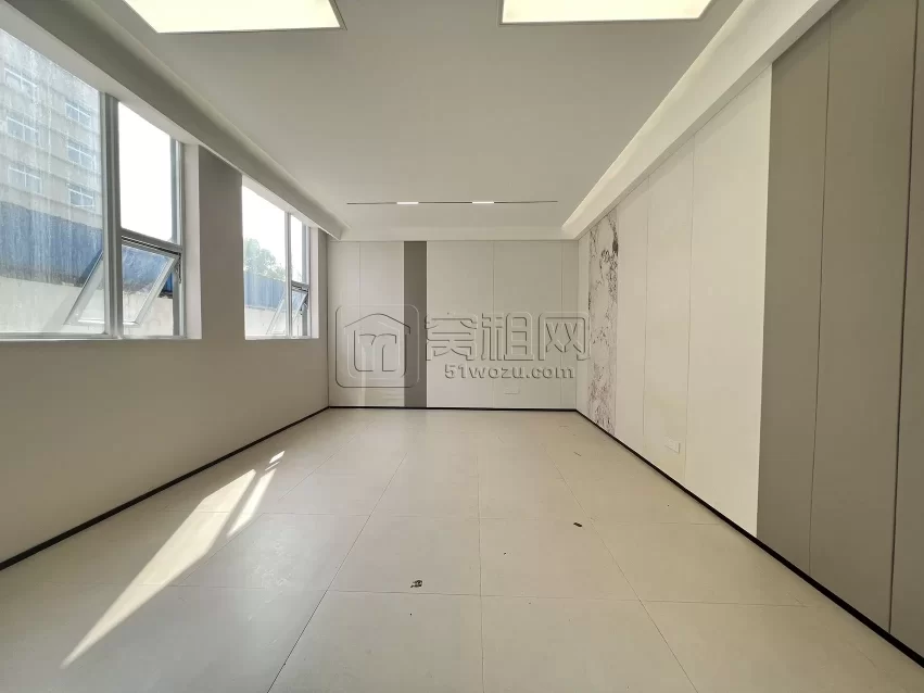 海曙区客运中心附近280平4个直播间（办公室）一个公区出租